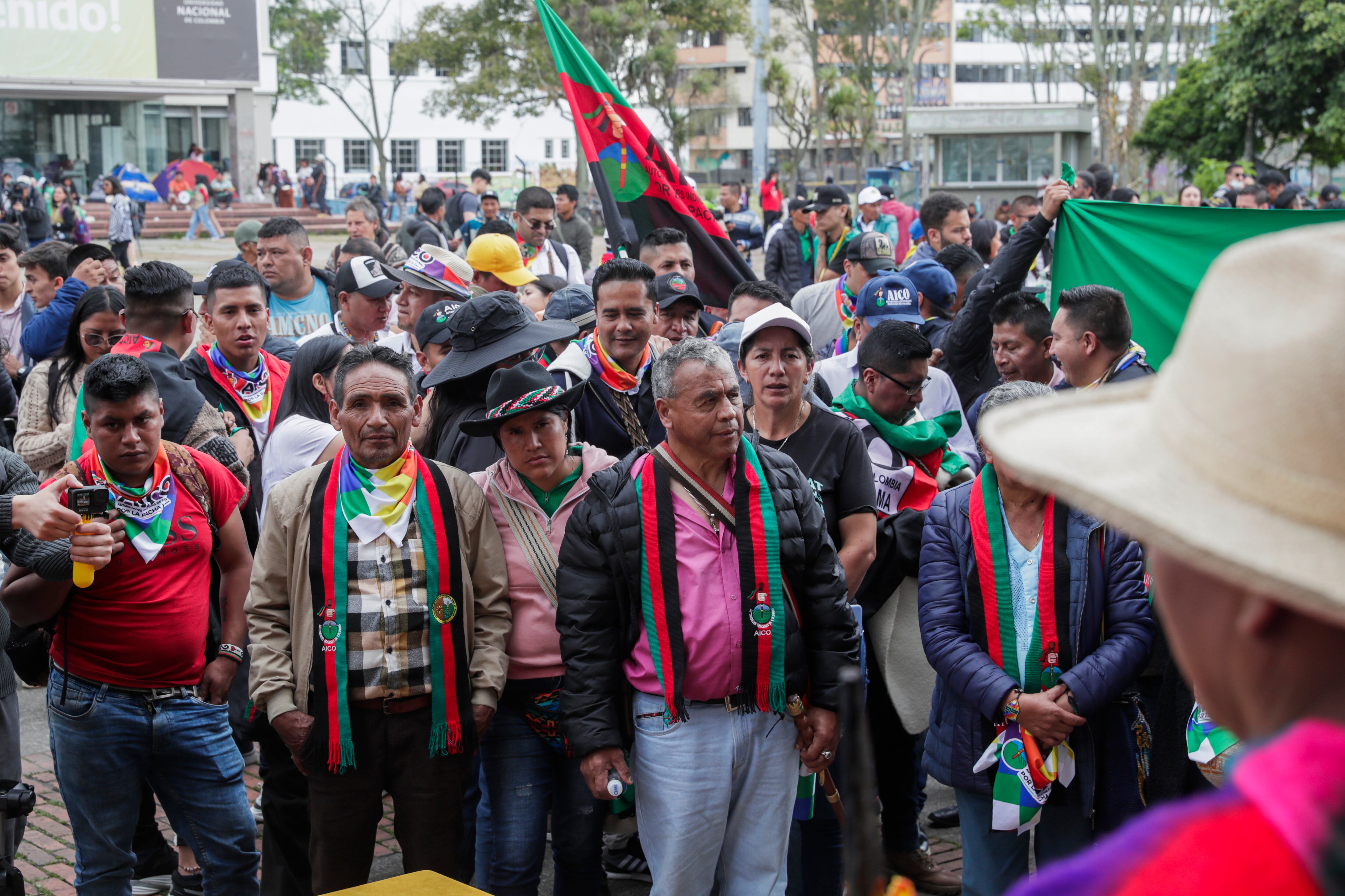 FOTODELDÍA - AME3337. BOGOTÁ (COLOMBIA), 28/04/2025.- Indígenas permanecen en las instalaciones de la Universidad Nacional este lunes, en Bogotá (Colombia). Entre 15.000 y 20.000 indígenas se asentaron en las instalaciones de sede de Bogotá de la Universidad Nacional, la principal pública de Colombia, con el objetivo de participar en las marchas del próximo 1 de mayo, según estimaciones de la Alcaldía. EFE/ Carlos Ortega