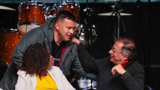 BOG400. BOGOTÁ (COLOMBIA), 22/07/2024.- El nuevo presidente de la Cámara de Representantes, Jaime Raúl Salamanca (c), saluda a la vicepresidenta de Colombia, Francia Márquez (i), y al presidente colombiano, Gustavo Petro (d), este lunes durante una ceremonia en la Plaza de Toros La Santamaría en Bogotá (Colombia). El Gobierno colombiano sancionó la ley ‘No más olé’, que prohíbe las corridas de toros en el país a partir de 2027 y que fue aprobada por el Congreso en mayo pasado, una iniciativa que, según denuncian los defensores de la tauromaquia, afectará a la economía y el empleo de las personas que viven de esta actividad. EFE/Carlos Ortega