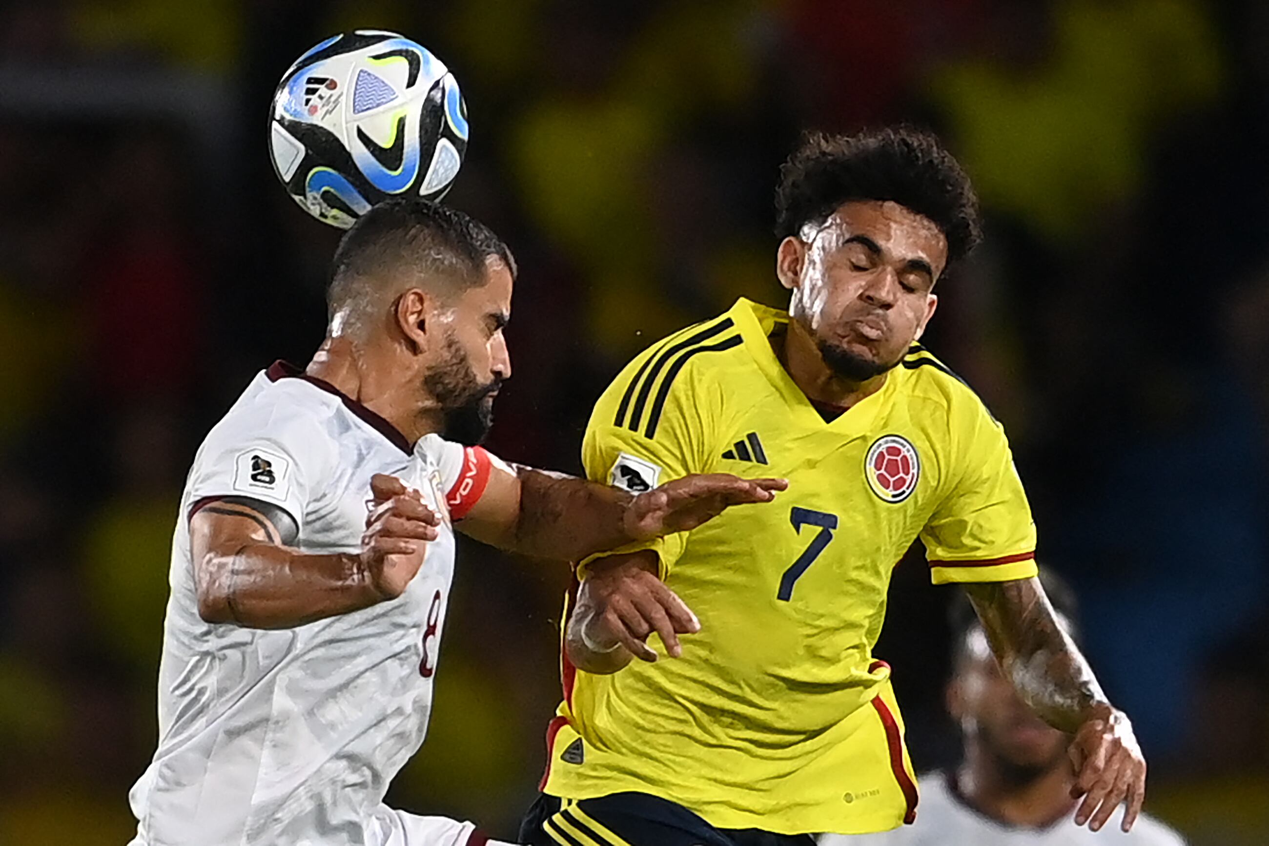 El mediocampista venezolano Tomás Rincón (i) y el delantero colombiano Luis Díaz luchan por el balón durante el partido de fútbol de las eliminatorias sudamericanas de la Copa Mundial de la FIFA 2026