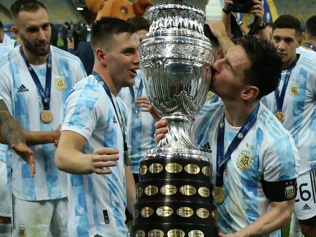 Messi besa el trofeo de la Copa América.