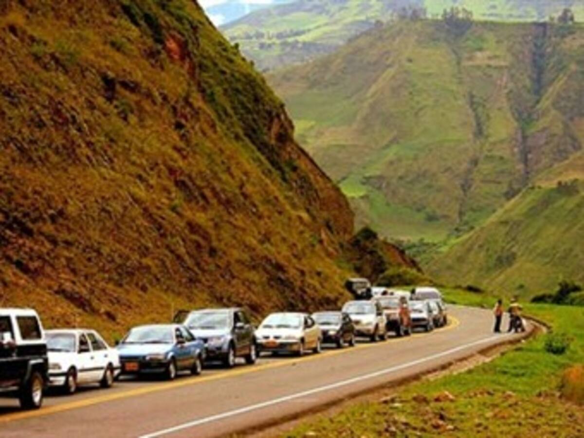 Más de 200 vehículos atrapados en la vía Pasto - Buesaco por derrumbes