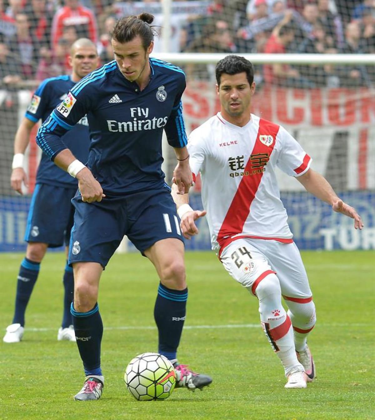 El centrocampista del Real Madrid Gareth Bale (i) y el delantero del Rayo Vallecano Javier Guerra durante el partido correspondiente a la trigésimo quinta jornada de la Liga.