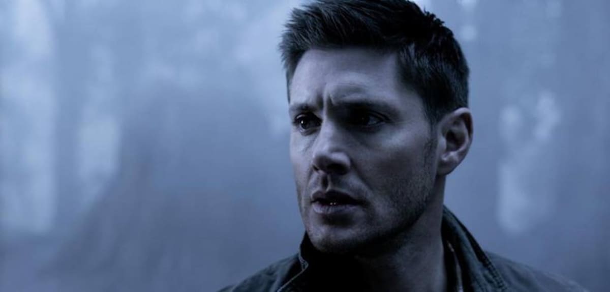 Jensen Ackles (Dean Winchester). Dean es el mayor de los hermanos Winchester. Cuando era muy pequeño, su madre fue trágicamente asesinada por un emblemático demonio que, se escabulló hasta su hogar en Kansas con el objetivo de maldecir a través de su sangre a Sam (Jared Padalecki), recién nacido en la familia.