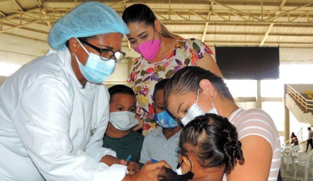 333 menores de edad recibieron la primera dosis del biológico