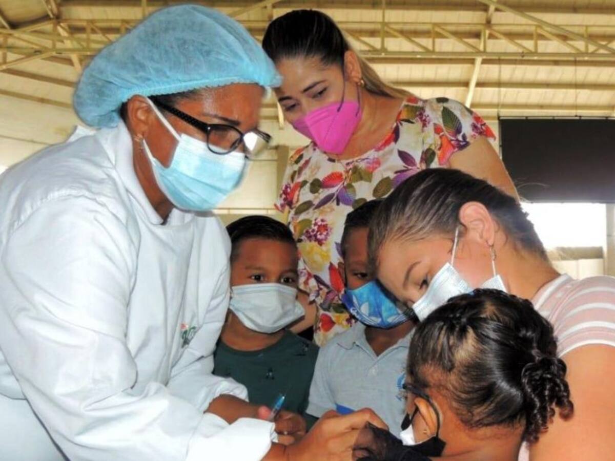 Niños de Magangué recibieron dosis contra Covid en el día de Halloween