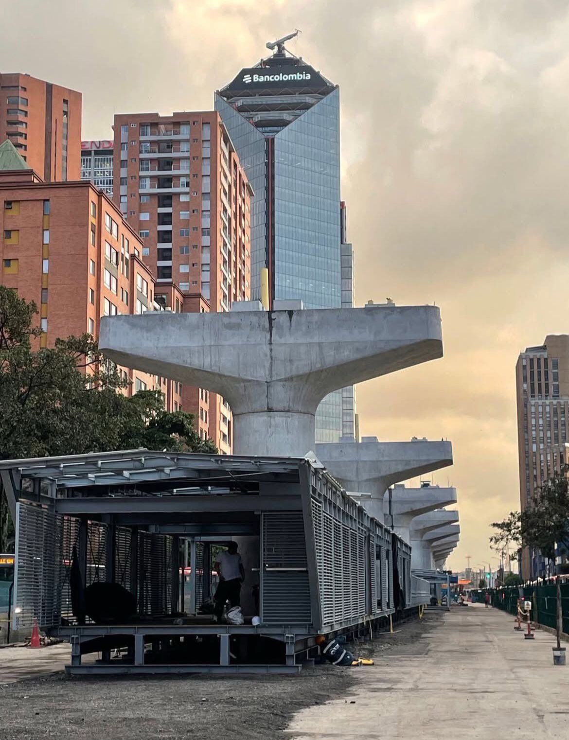 Columnas del Metro de Bogotá construidas dentro de estaciones de Transmilenio temporales. Foto: Tomada de la cuenta de X de Gustavo Bolívar.