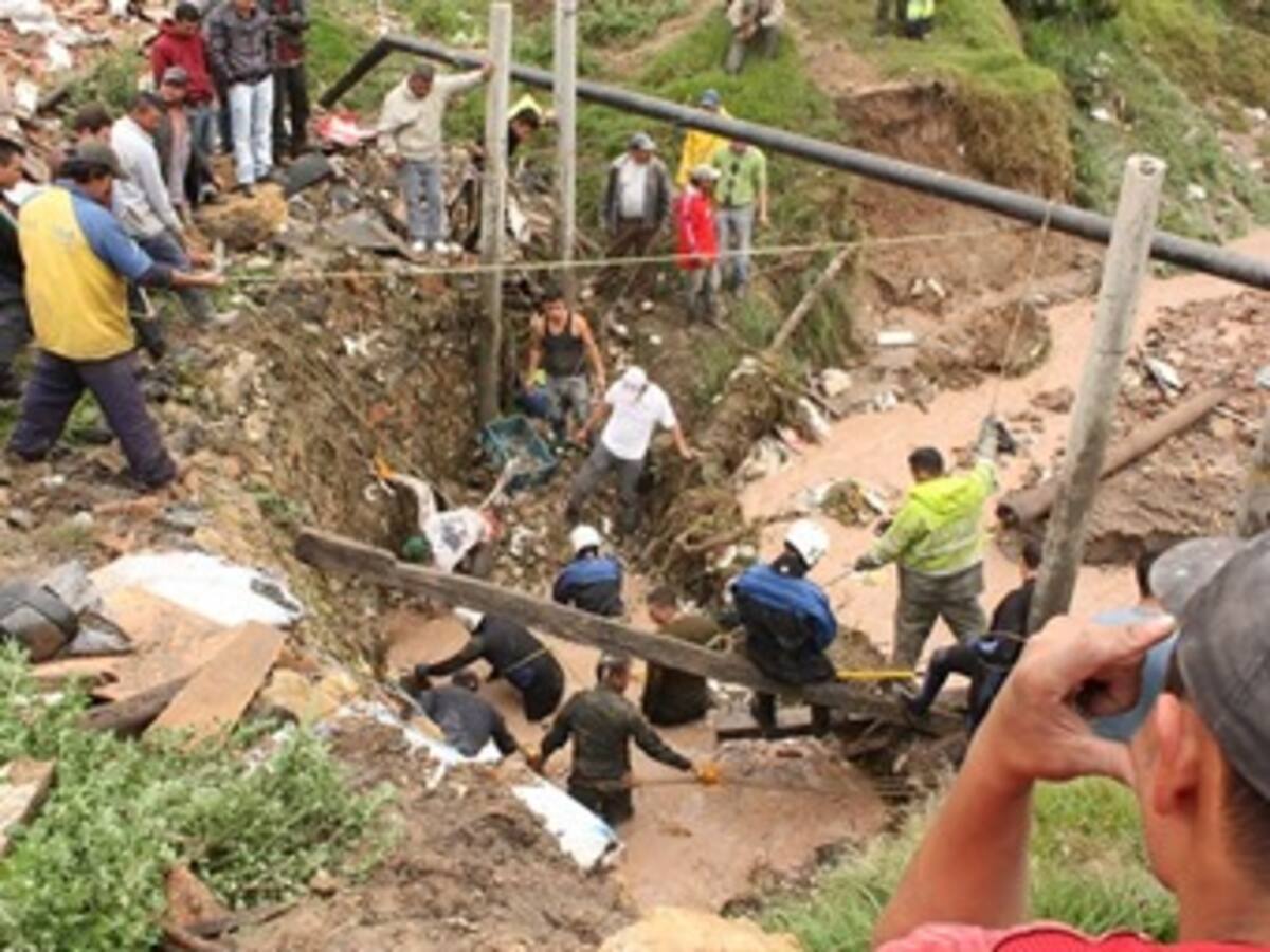 Petro promete puente en quebrada donde murieron madre e hijo