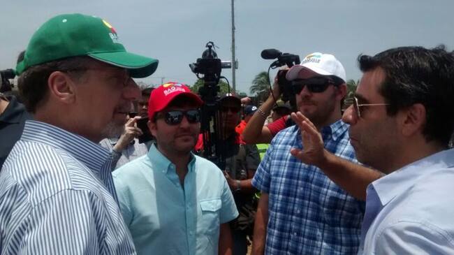 El embajador de Los Estados Unidos Kevin Whitaker con el Alcalde Alejandro Char durante su visita a las obras de construcción del nuevo estadio de béisbol.