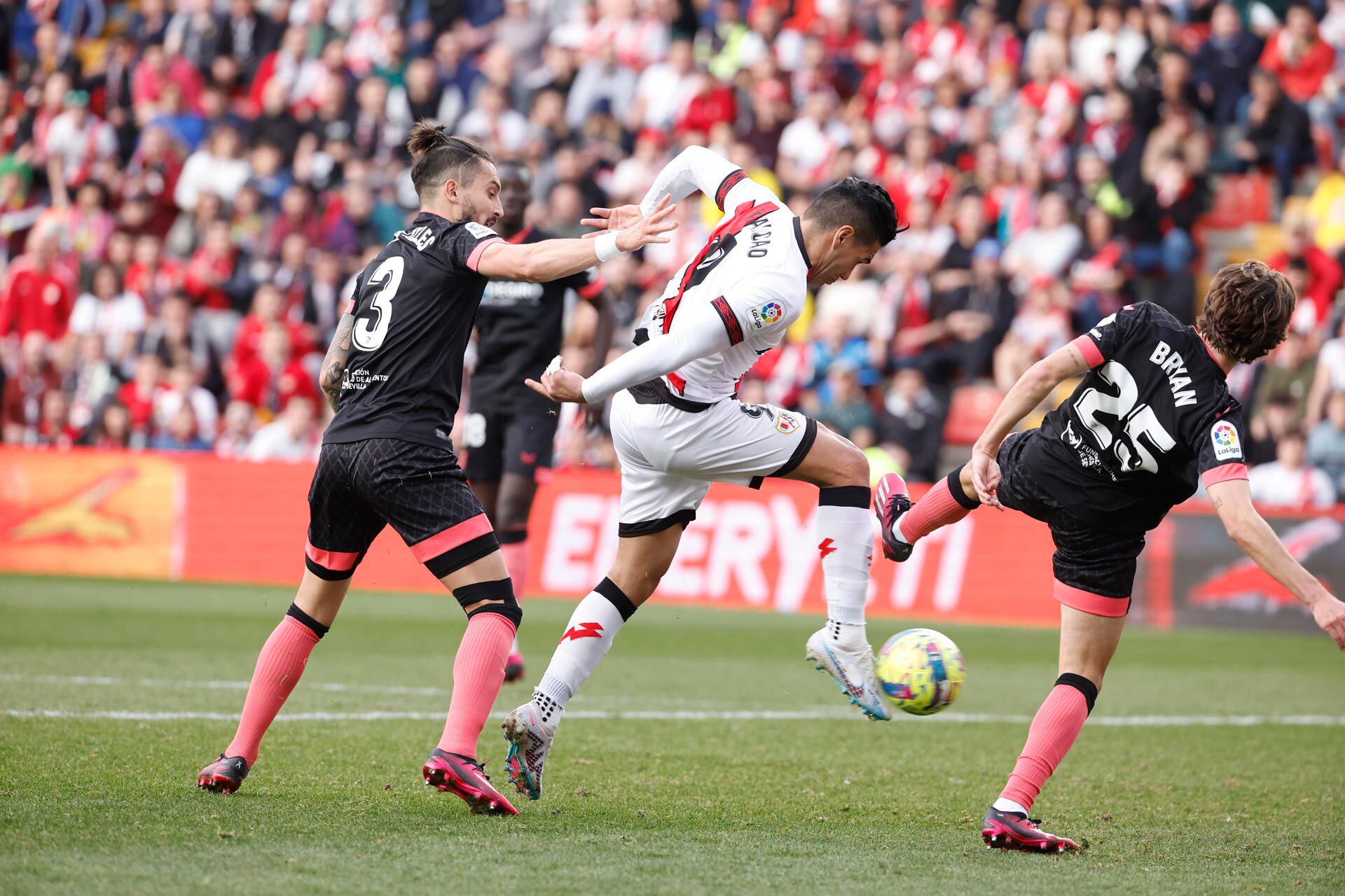 MADRID, 19/02/2023.- El delantero colombiano del Rayo Vallecano Radamel Falcao (c) controla la pelota ante los jugadores del Sevilla Alex Telles y Brian Gil (d) durante el partido de Liga de Primera División disputado en el estadio de Vallecas. EFE/Chema Moya