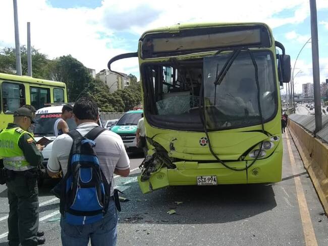 Choque entre buses de Metrolínea dejó 16 heridos