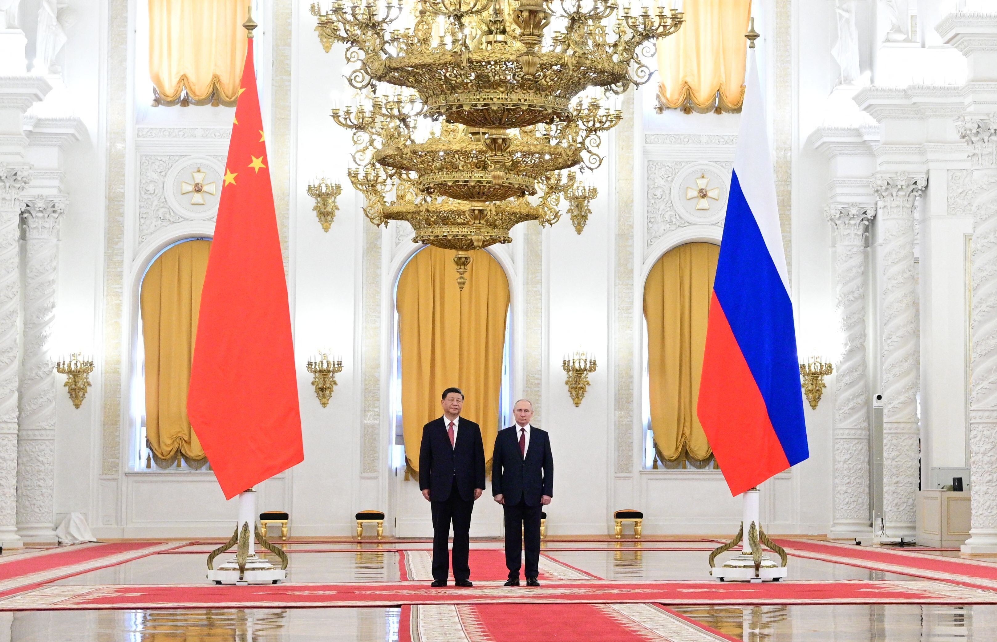 Encuentro entre los presidentes de Rusia, Vladimir Putin (der), y de China, Xi Jinping (izq), en Moscú. 
(Foto PAVEL BYRKIN/SPUTNIK/AFP via Getty Images)