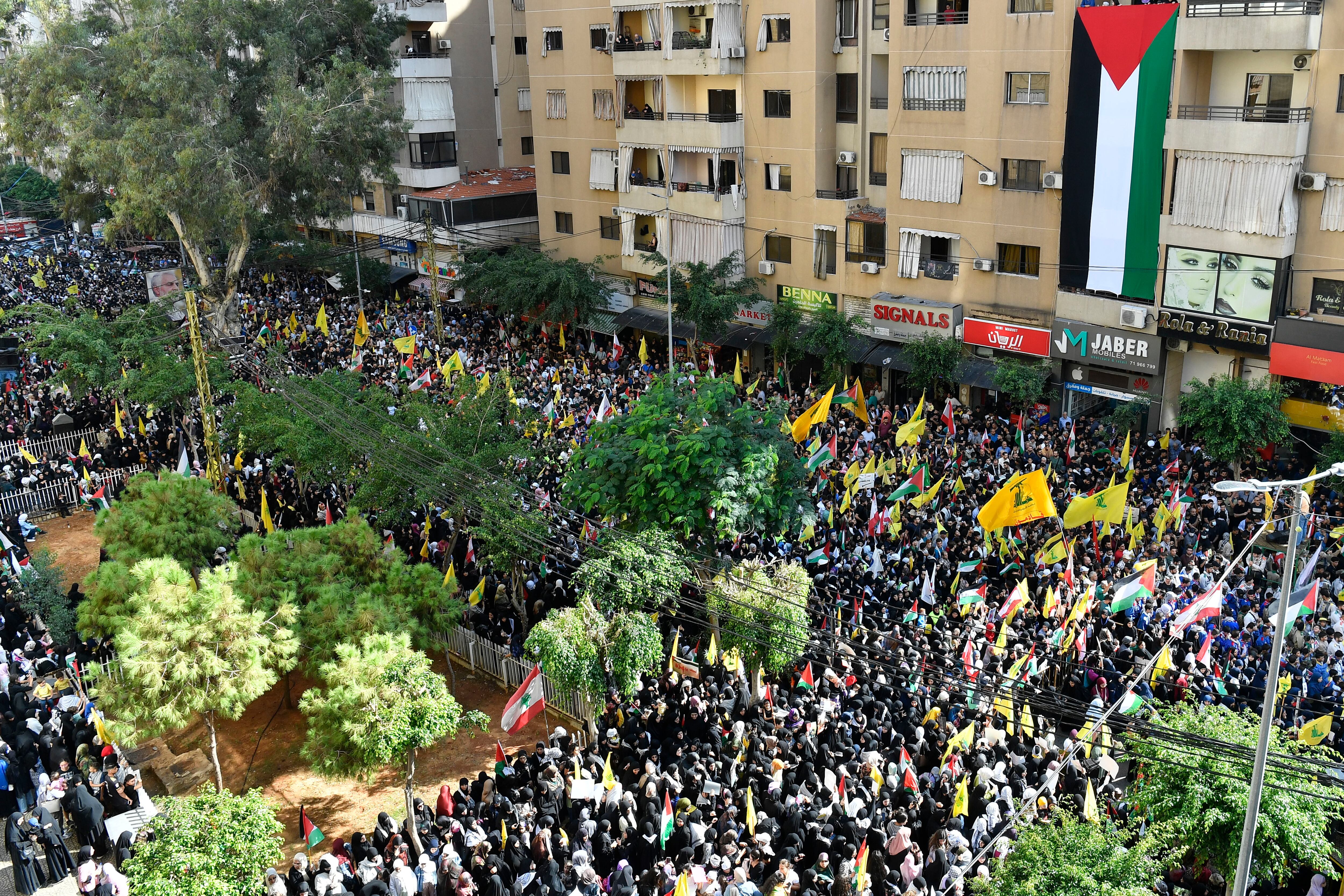 Beirut (Lebanon), 18/10/2023.- Hezbollah supporters take part in a protest in solidarity with the Palestinian people, following a strike on a hospital in the Gaza Strip, in the southern suburbs of Beirut, Lebanon, 18 October 2023. According to Palestinian authorities in Gaza hundreds of people have been killed in the explosion at a Gaza hospital on 17 October. Israel has denied responsibility and said a Palestinian Islamic Jihad (PIJ) rocket misfire caused the blast. (Protestas, Líbano, Hizbulá/Hezbolá) EFE/EPA/ABBAS SALMAN
