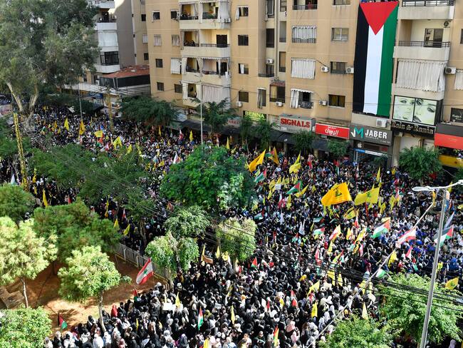 Beirut (Lebanon), 18/10/2023.- Hezbollah supporters take part in a protest in solidarity with the Palestinian people, following a strike on a hospital in the Gaza Strip, in the southern suburbs of Beirut, Lebanon, 18 October 2023. According to Palestinian authorities in Gaza hundreds of people have been killed in the explosion at a Gaza hospital on 17 October. Israel has denied responsibility and said a Palestinian Islamic Jihad (PIJ) rocket misfire caused the blast. (Protestas, Líbano, Hizbulá/Hezbolá) EFE/EPA/ABBAS SALMAN