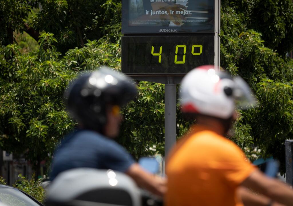 SEVILLE ANDALUSIA, SPAIN - JUNE 16: Street thermometer reading 40 degrees. On June 16, 2023, in Seville (Andalusia, Spain). The State Meteorological Agency (Aemet) plans to activate this Friday, June 16, yellow level warnings for maximum temperatures of 38 degrees in points of the Andalusian provinces of Huelva, Seville, Cordoba and Jaen. (Photo By Maria Jose Lopez/Europa Press via Getty Images)