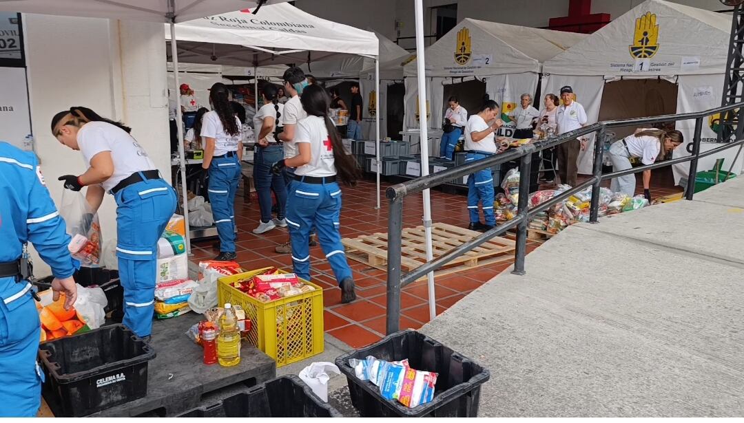 Recolección de ayudas humanitarias para las víctimas del terremoto en la sede de la Cruz Roja, seccional Caldas, en Manizales.