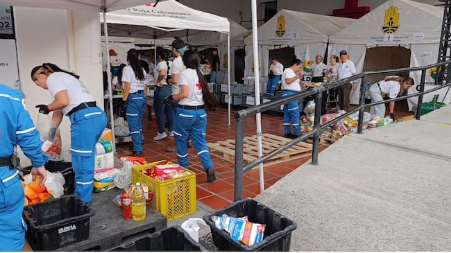 Recolección de ayudas humanitarias para las víctimas del terremoto en la sede de la Cruz Roja, seccional Caldas, en Manizales.