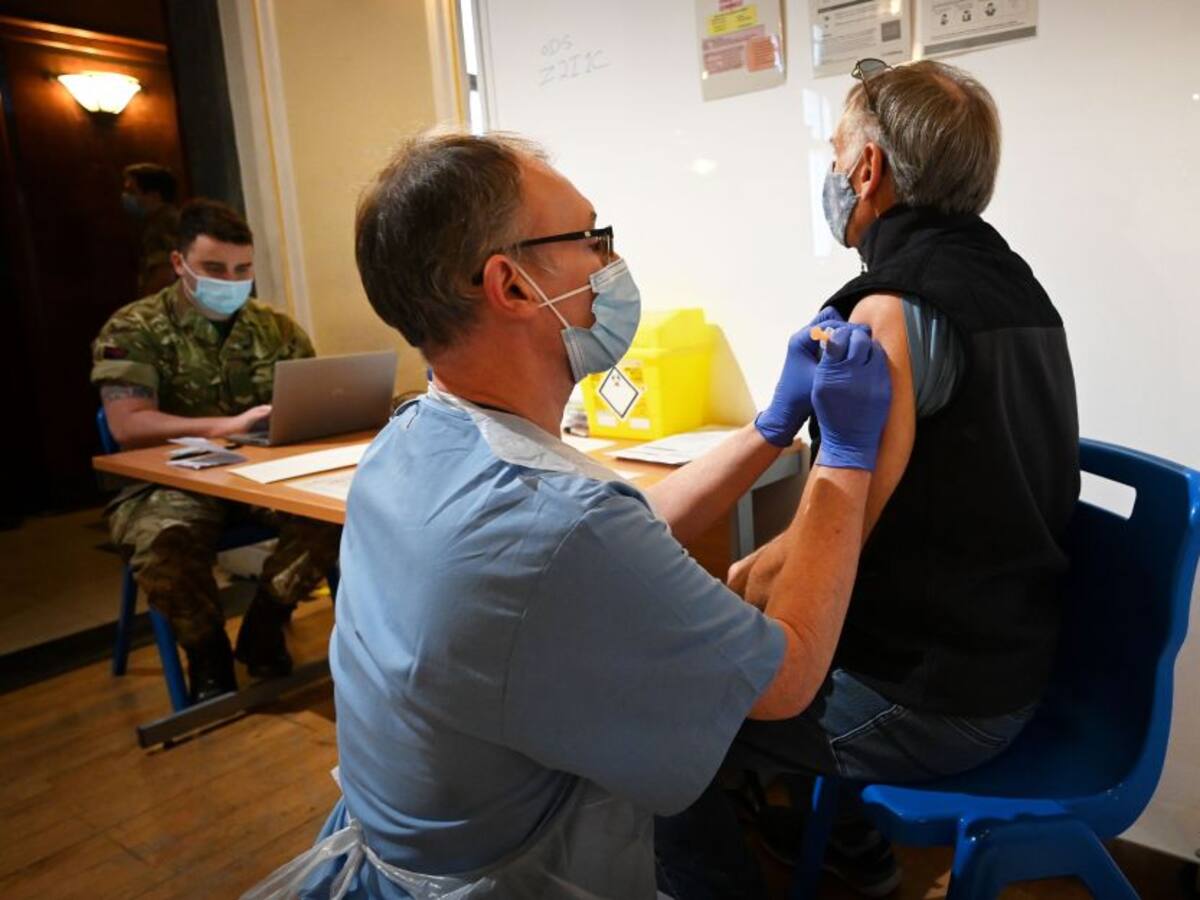 OMS avala uso de vacuna AstraZeneca en mayores de 65 años