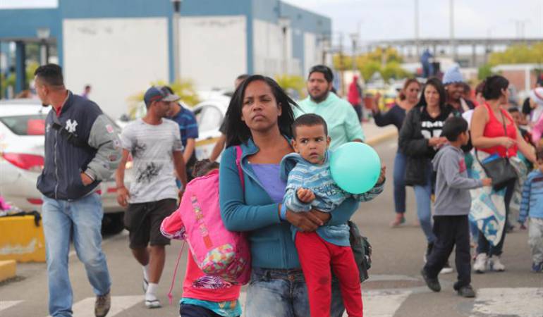 Cientos de migrantes venezolanos llegan desde Ecuador al Centro binacional de atención fronteriza.
