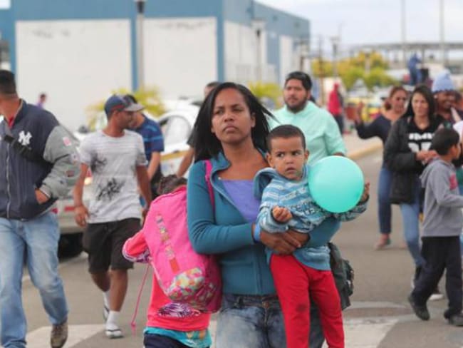 Cientos de migrantes venezolanos llegan desde Ecuador al Centro binacional de atención fronteriza.