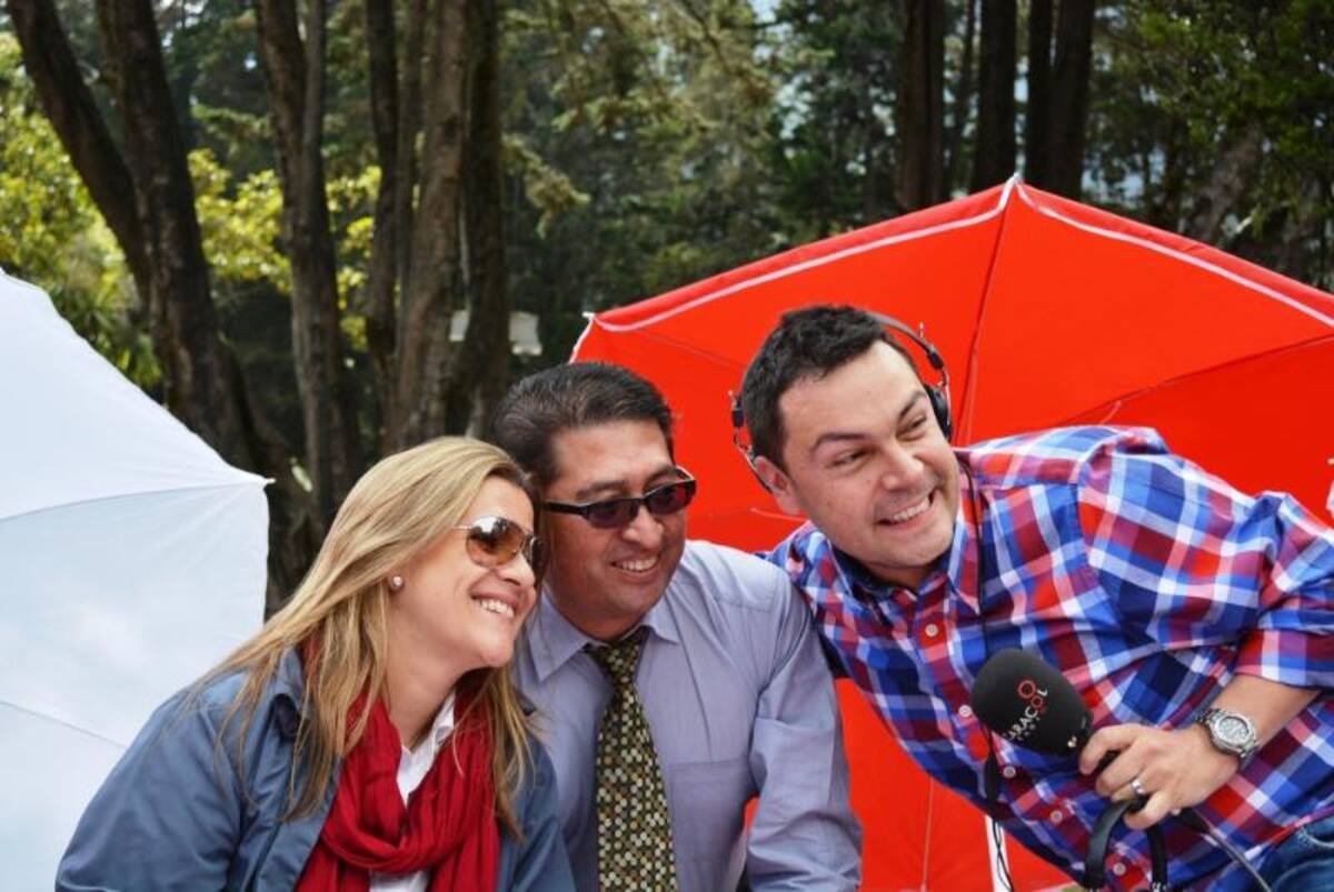 La familia de A vivir tomando fotos para guardar el recuerdo