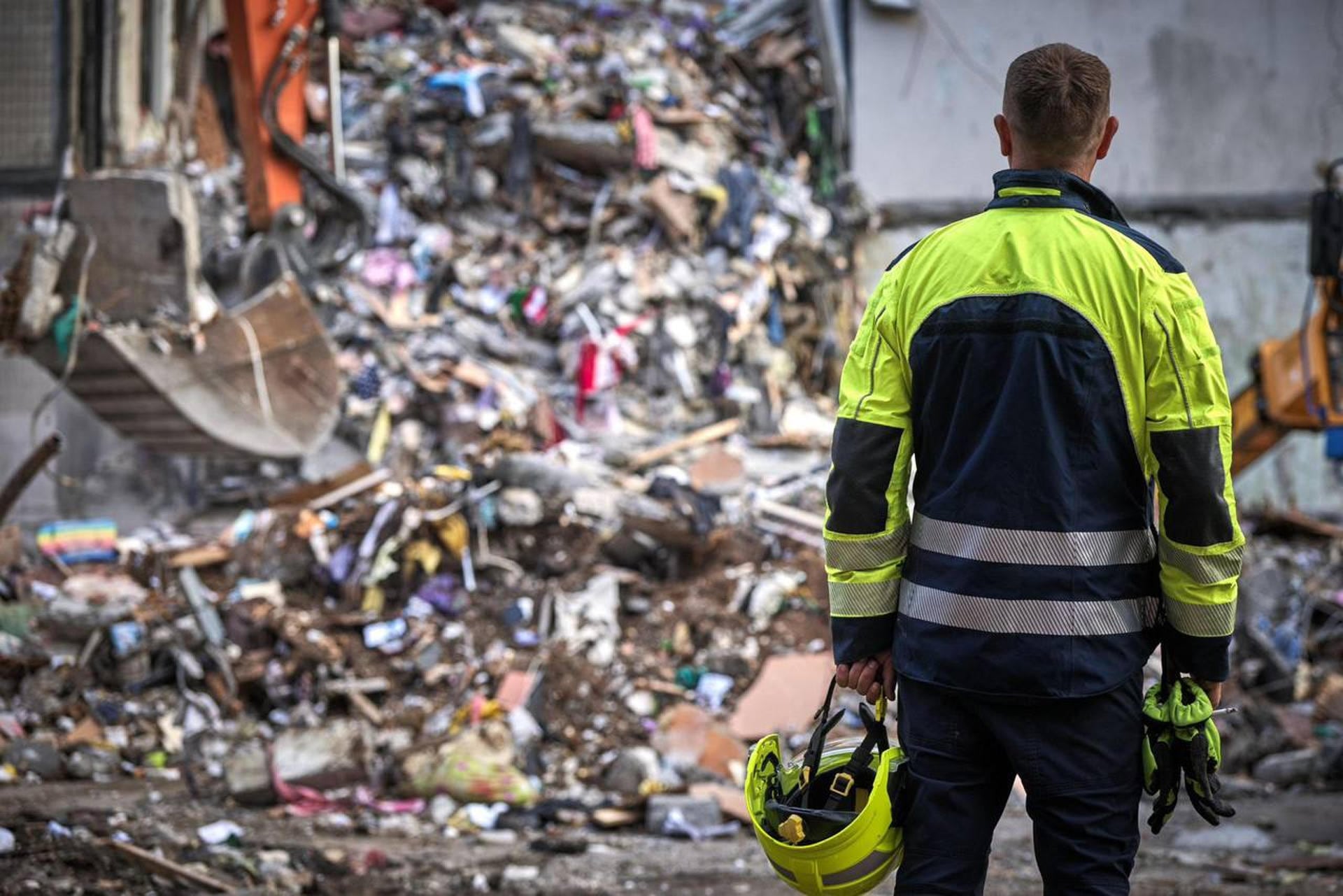 KIEV, 01/08/2025.- Imagen de referencia: El Servicio Estatal de Emergencias de Ucrania (DSNS) elevó este viernes el número de víctimas mortales a 28 en el ataque ruso combinado con drones y misiles contra Kiev en la noche del miércoles al jueves. En un comunicado publicado en redes sociales, dicho servicio estatal informó de que "28 personas murieron en el distrito Sviatosinski de Kiev tras el ataque ruso en la noche del 31 de julio". Entre las víctimas se cuentan dos niños, de dos y seis años, y un adolescente de 17 años, precisó el DSNS, que apuntó que continúan sus trabajos de asistencia y rescate de víctimas en las zonas afectadas por el ataque, en el que Rusia empleó en la noche del miércoles al jueves 309 drones de ataque Shahed y ocho misiles de crucero Iskander-K.-EFE/Zelenski vía Telegram***SOLO USO EDITORIAL/SOLO DISPONIBLE PARA ILUSTRAR LA NOTICIA QUE ACOMPAÑA (CRÉDITO OBLIGATORIO)***