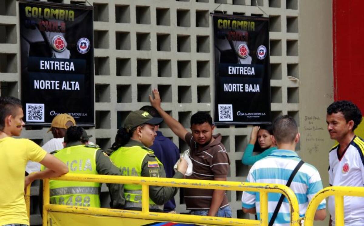 Los aficionados recibieron sus entradas en el coliseo de baloncesto Elías Chegwin para las tribunas laterales y en la oficina de Ossa y Asociados para oriental y occidental.