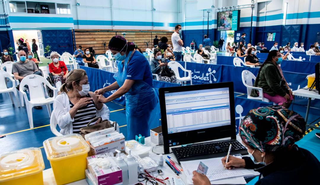 Centro de vacunación en Santiago de Chile.     Foto: Getty 