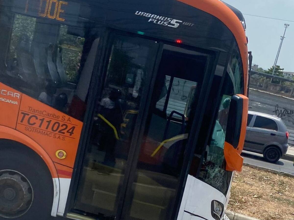 Motociclista fue ingresado a UCI tras ser arrollado por un bus de Transcaribe en Cartagena
