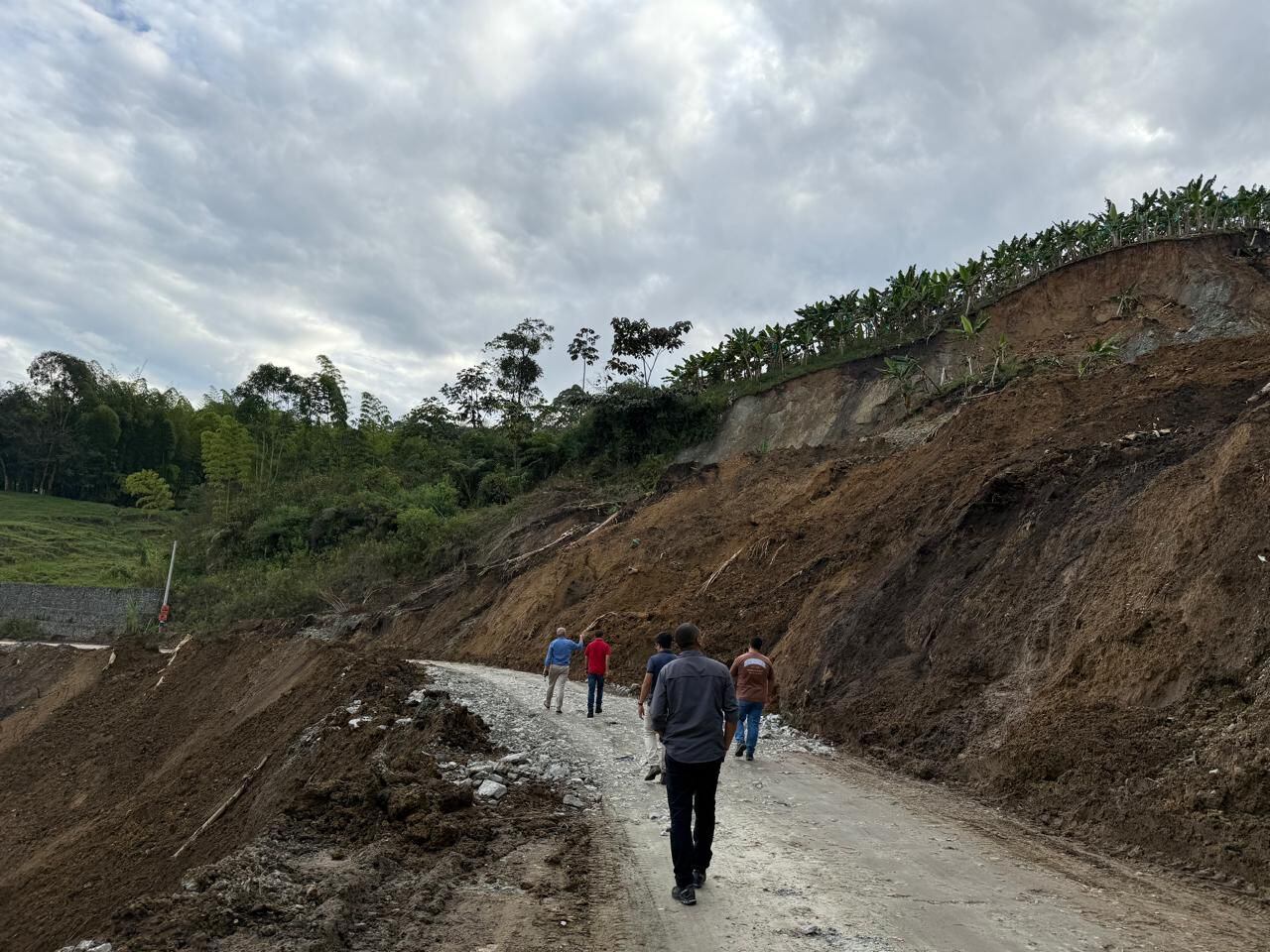 Inspección de las autoridad departamental y municipal a la zona de derrumbe. Foto: Gobernación de Caldas.