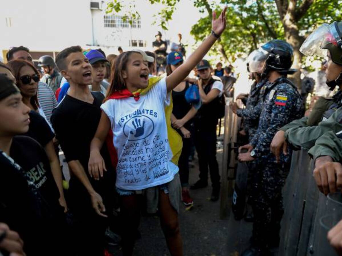 Policía de Venezuela reprime protestas de estudiantes