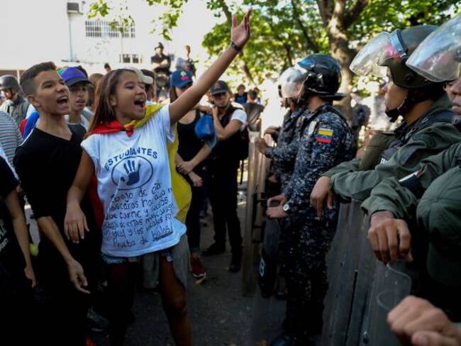 Policía de Venezuela reprime protestas de estudiantes