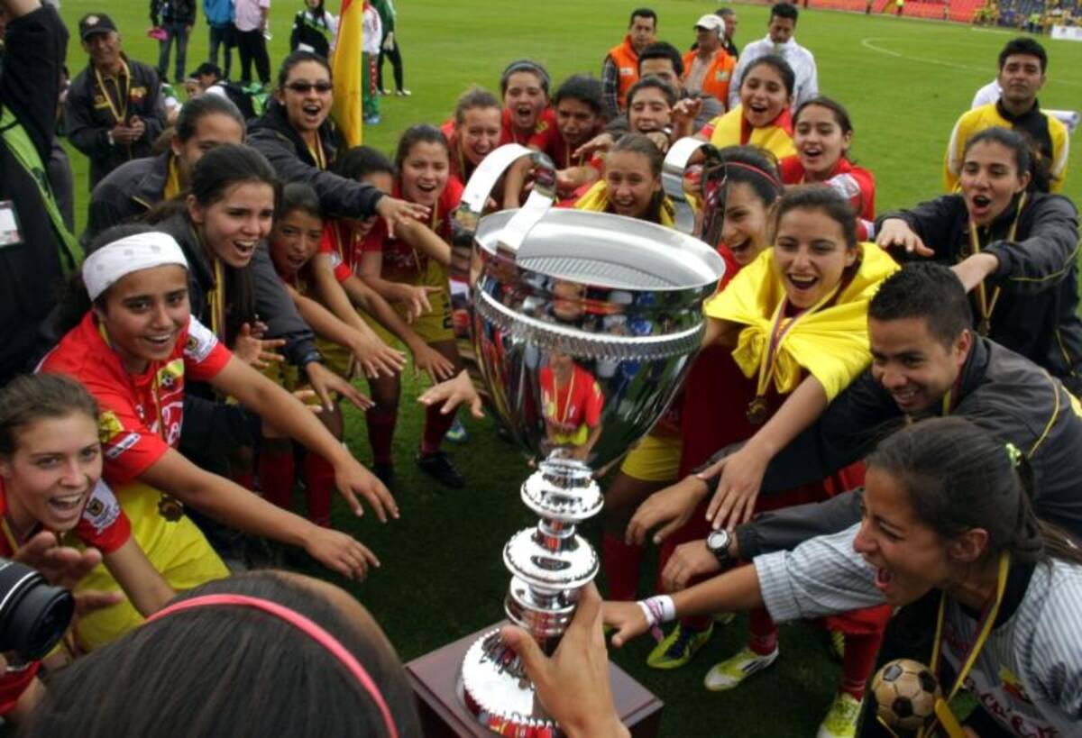 La Selección de Fútbol Femenino Sub20 de Bogotá, se coronó campeona del Campeonato Nacional de la categoría, luego de empatar 2-2 en la última fecha del cuadrangular final al representativo de Antioquia.