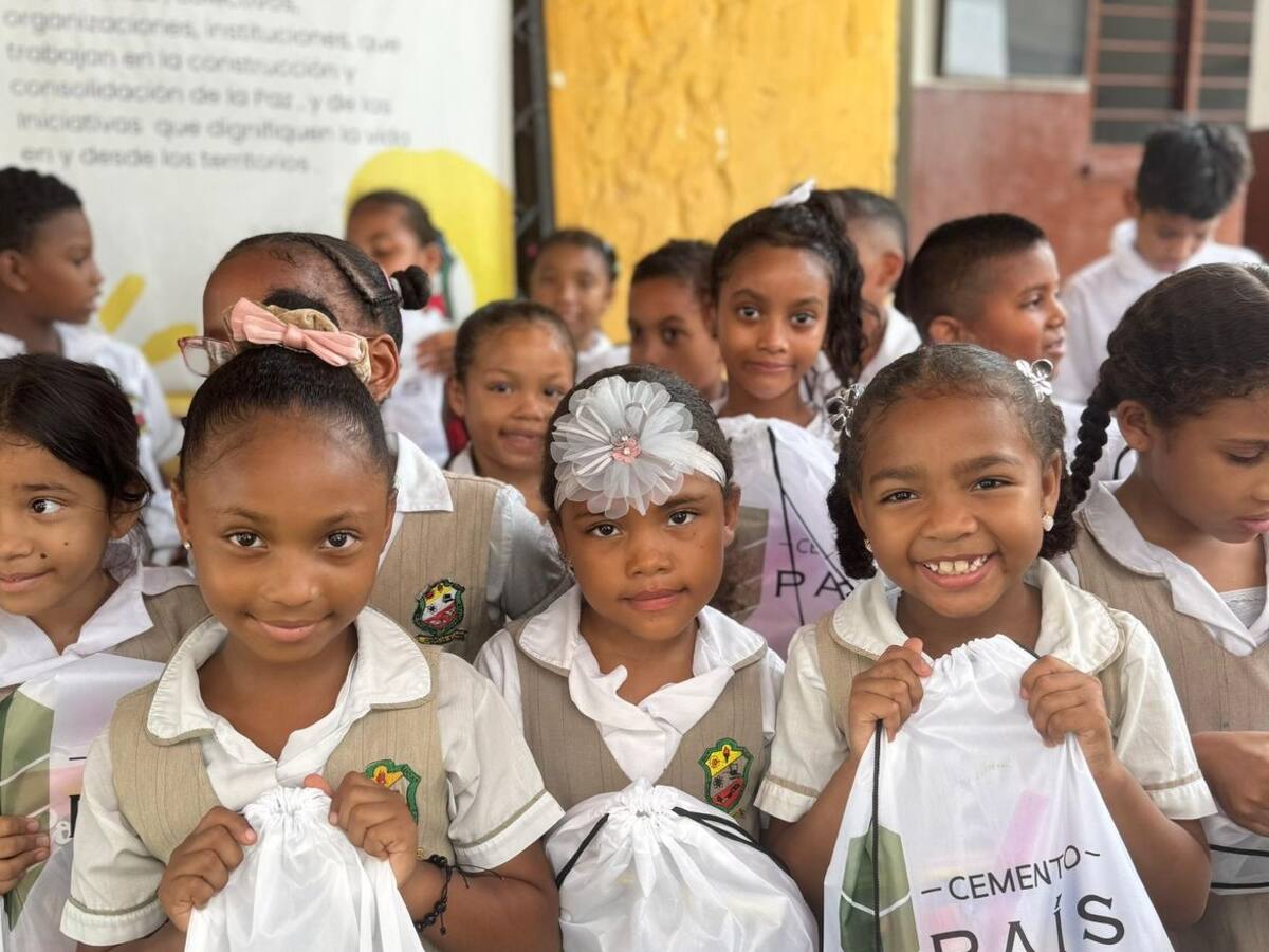 Cemento País entregó kits escolares en barrio San Pedro Mártir de Cartagena
