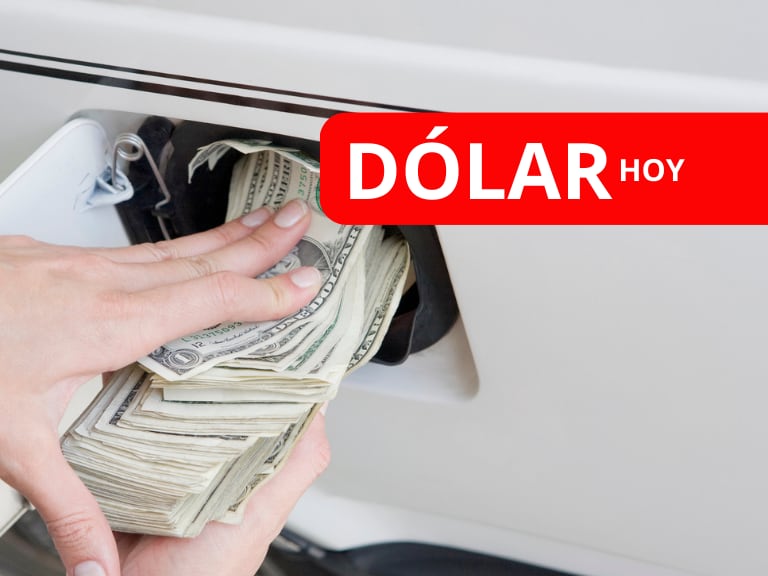 Persona sacando dólares de cajero // Imagen de referencia Getty Images