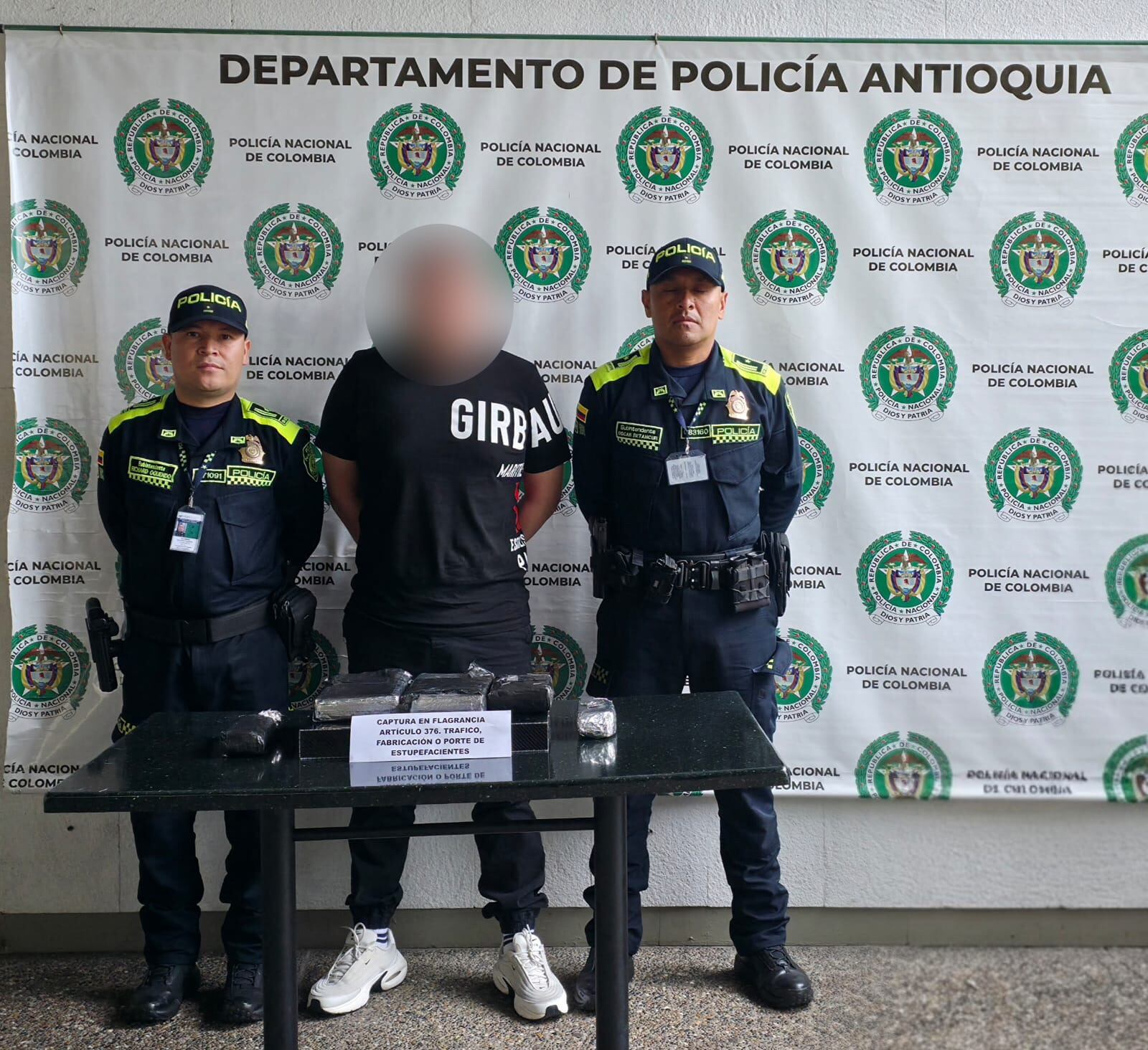 Capturado con cocaína en aeropuerto de Rionegro- foto policía Antioquia