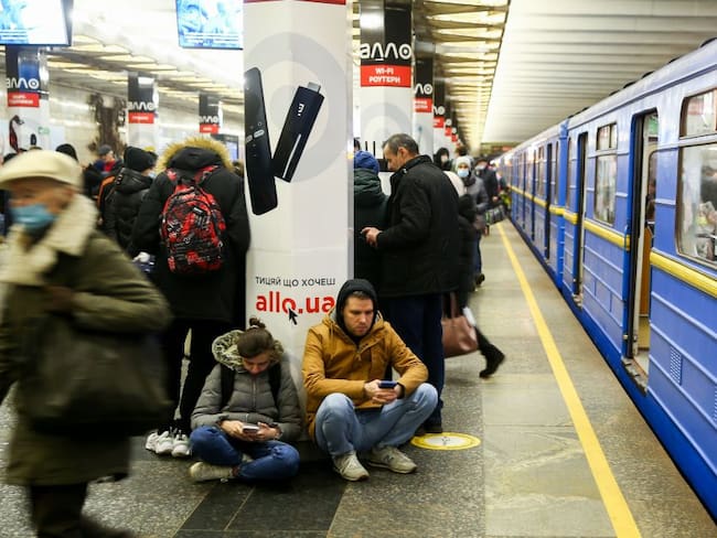 Por temor ucranianos amanecen en estaciones de metro para protegerse