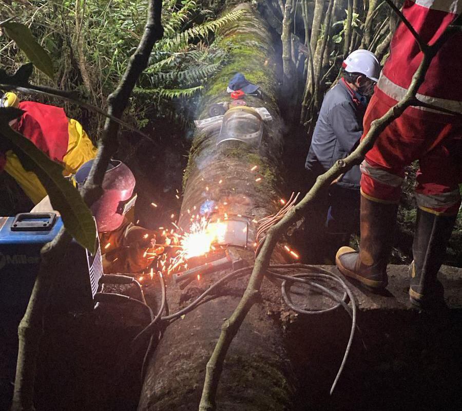Las labores de reparación, soldadura de la red de acueducto se realizaron durante la noche y madrugada / Foto: Prensa Veolia Aguas de Tunja.