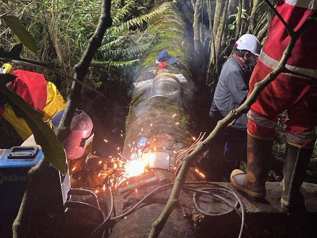 Las labores de reparación, soldadura de la red de acueducto se realizaron durante la noche y madrugada / Foto: Prensa Veolia Aguas de Tunja.