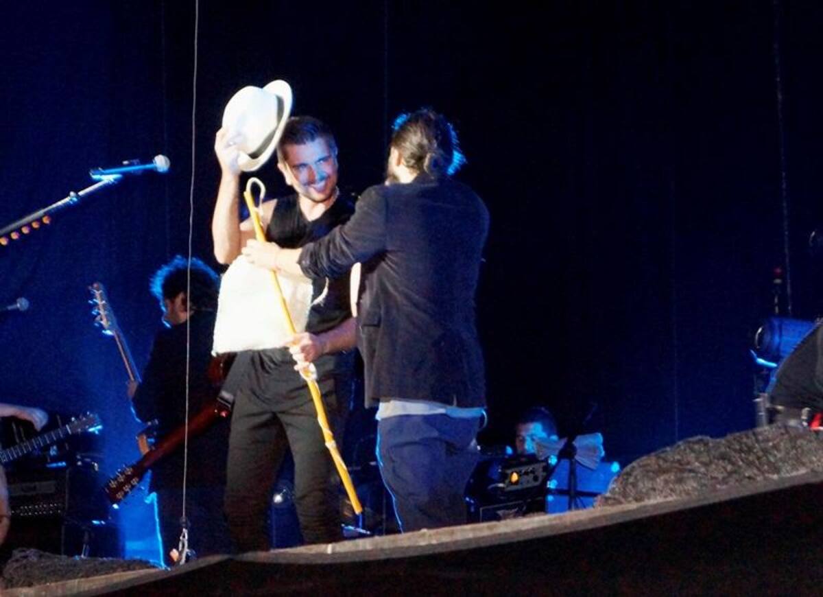 Juanes recibió un sombrero y una mochila típicos de la región.
