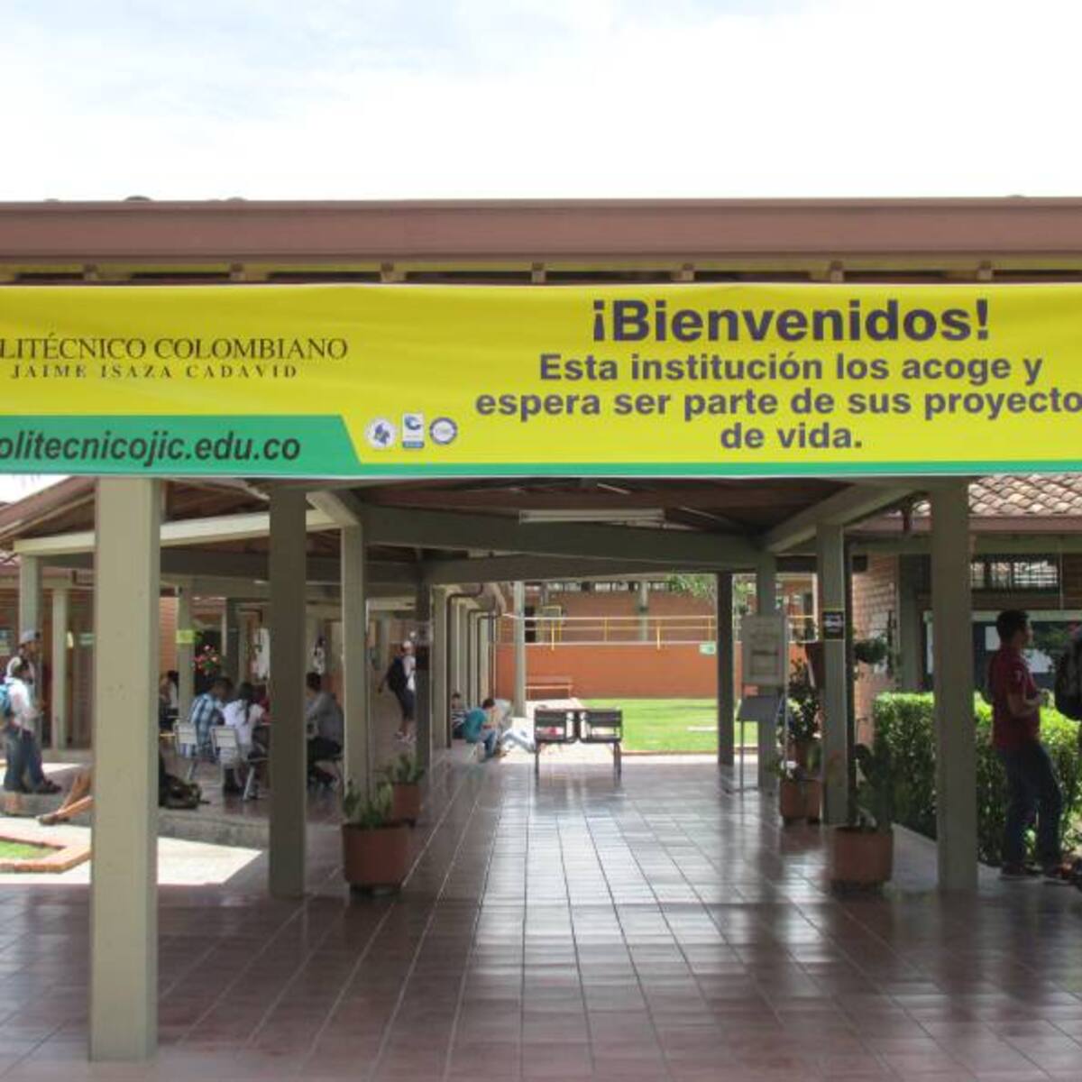 En la Universidad de Antioquia y el Politécnico JIC reportan encapuchados y explosiones