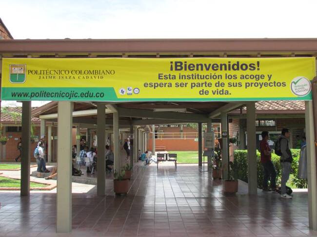 En la Universidad de Antioquia y el Politécnico JIC reportan encapuchados y explosiones