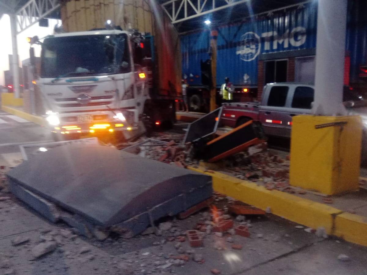 Vehículo de carga chocó contra una caseta en peaje de Pasacaballos: no hubo heridos