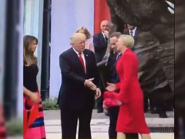 La mujer que dejó con la mano estirada a Donald Trump