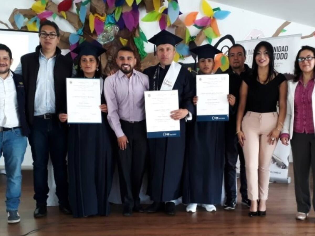 Ex combatientes terminan su bachillerato