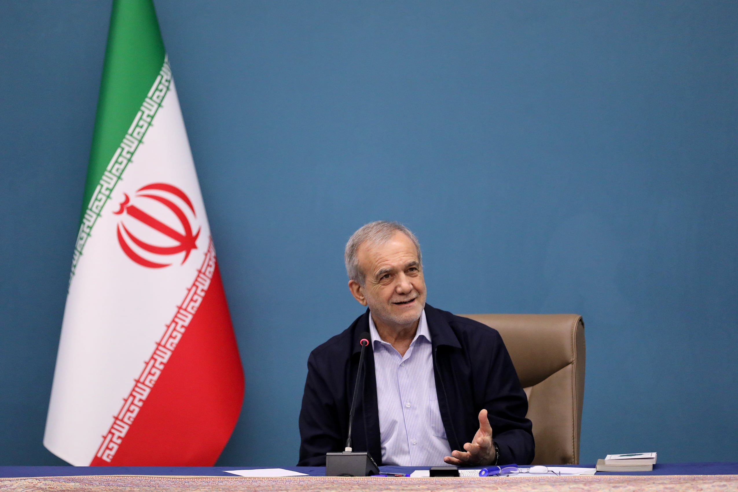 Las declaraciones del presidente iraní,  Masoud Pezeshkian, resultaron en una leve caída en el precio del petróleo bajo la esperanza de que la guerra concluya luego de un mes.
(Foto:    Iranian Presidency/Anadolu via Getty Images)