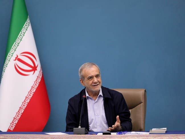Las declaraciones del presidente iraní, Masoud Pezeshkian, resultaron en una leve caída en el precio del petróleo bajo la esperanza de que la guerra concluya luego de un mes.
(Foto: Iranian Presidency/Anadolu via Getty Images)