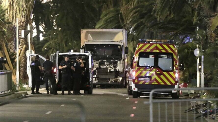 Decenas de muertos al arremeter un camión contra una multitud en Niza. Foto: Agencia EFE