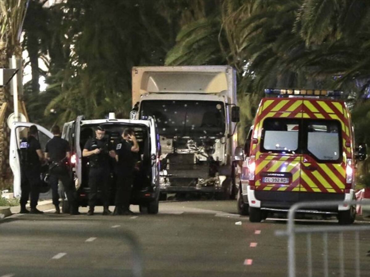 Ataque de un camión contra una multitud en Niza deja más de 70 muertos