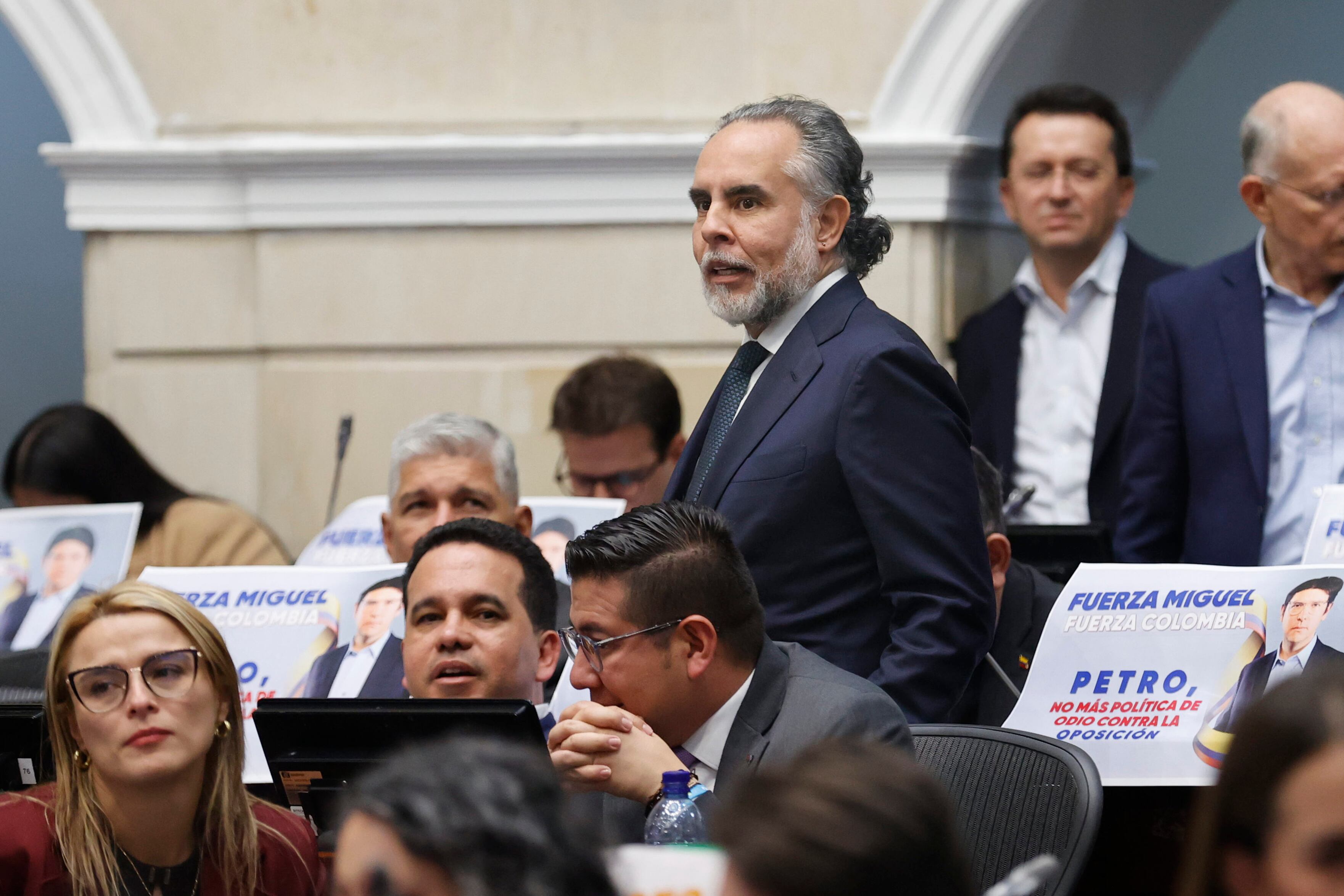 AME5607. BOGOTÁ (COLOMBIA), 12/06/2025.- El ministro del Interior de Colombia, Armando Benedetti, asiste al debate de la consulta laboral en el Senado de la República de Colombia este jueves, en Bogotá (Colombia). El ambiente político en Colombia se caldeó este jueves con demandas y críticas al controvertido decreto del presidente Gustavo Petro que convoca para el 7 de agosto una consulta popular sobre su reforma laboral, decisión que ahonda la división con los demás poderes del Estado y pone a prueba la institucionalidad del país. EFE/Mauricio Dueñas Castañeda