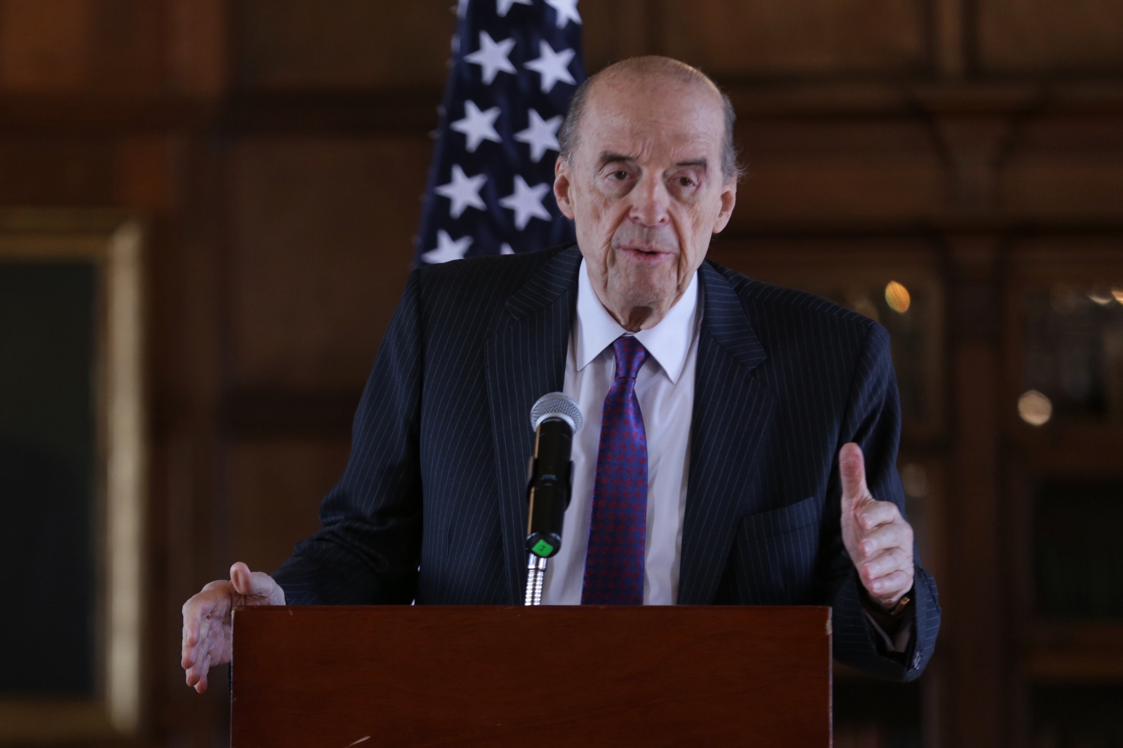 La Cancillería presentó a sus funcionarios un código de vestimenta que restringe el uso de escotes, minifaldas y tenis (Colprensa)